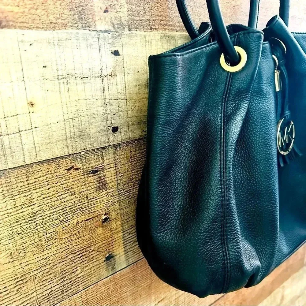 Micheal Kors Black Leather Medium East West Ring Tote Purse